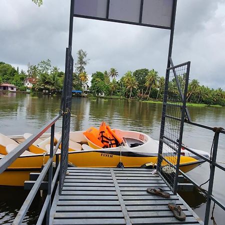 Punerjeni Homes Alappuzha Exterior photo