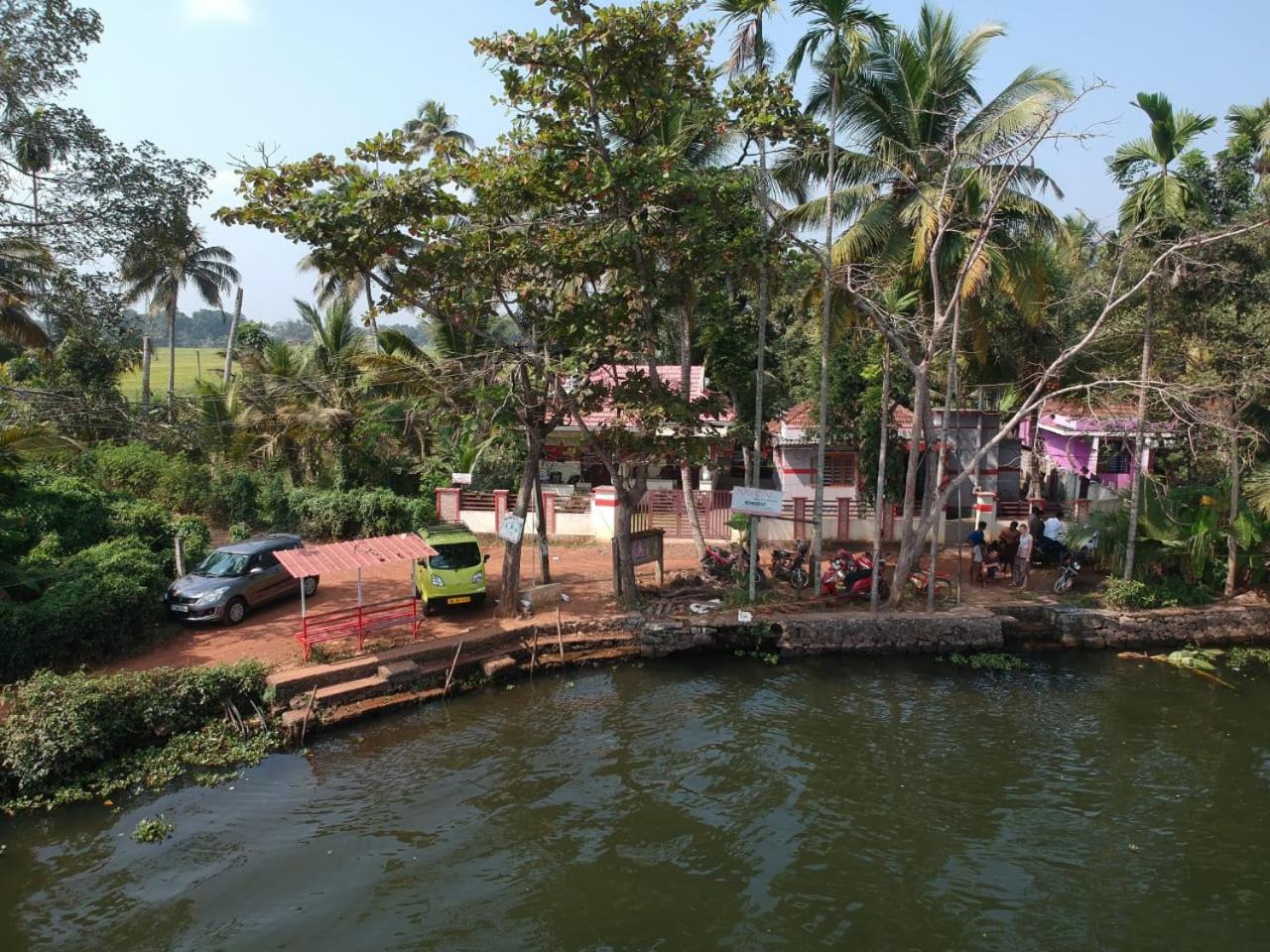 Punerjeni Homes Alappuzha Exterior photo